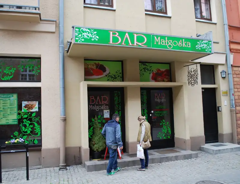 Wejście do Baru Małgośka z zielonym szyldem