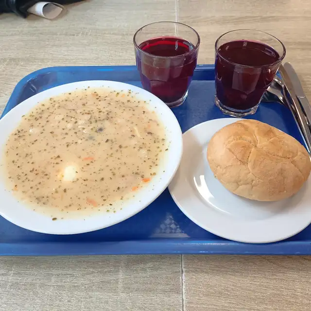 Dwie szklanki kompotu i zupa na tacy