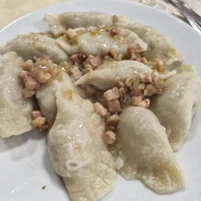 Pierogi okraszone cebulką i skwarkami