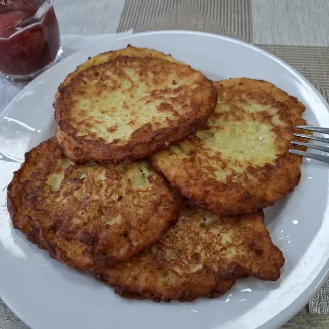 Talerz chrupiących placków ziemniaczanych