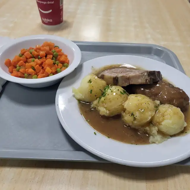 Zraz wieprzowy w sosie z ziemniakami i surówką z marchewki