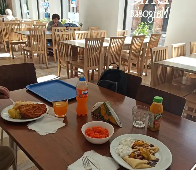 Stół z kilkoma obiadami i napojami przy oknie